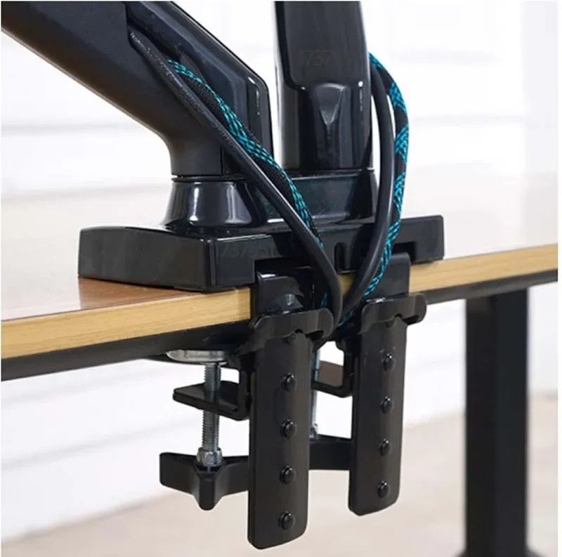 Détail de la fixation C-clamp NB F160 sur un bureau en bois