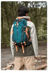 Sac CAMEL Electron 40L bleu porté en randonnée en forêt