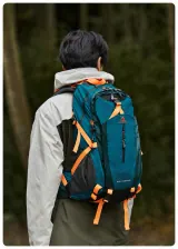 Randonneur portant le sac CAMEL 40L bleu en forêt