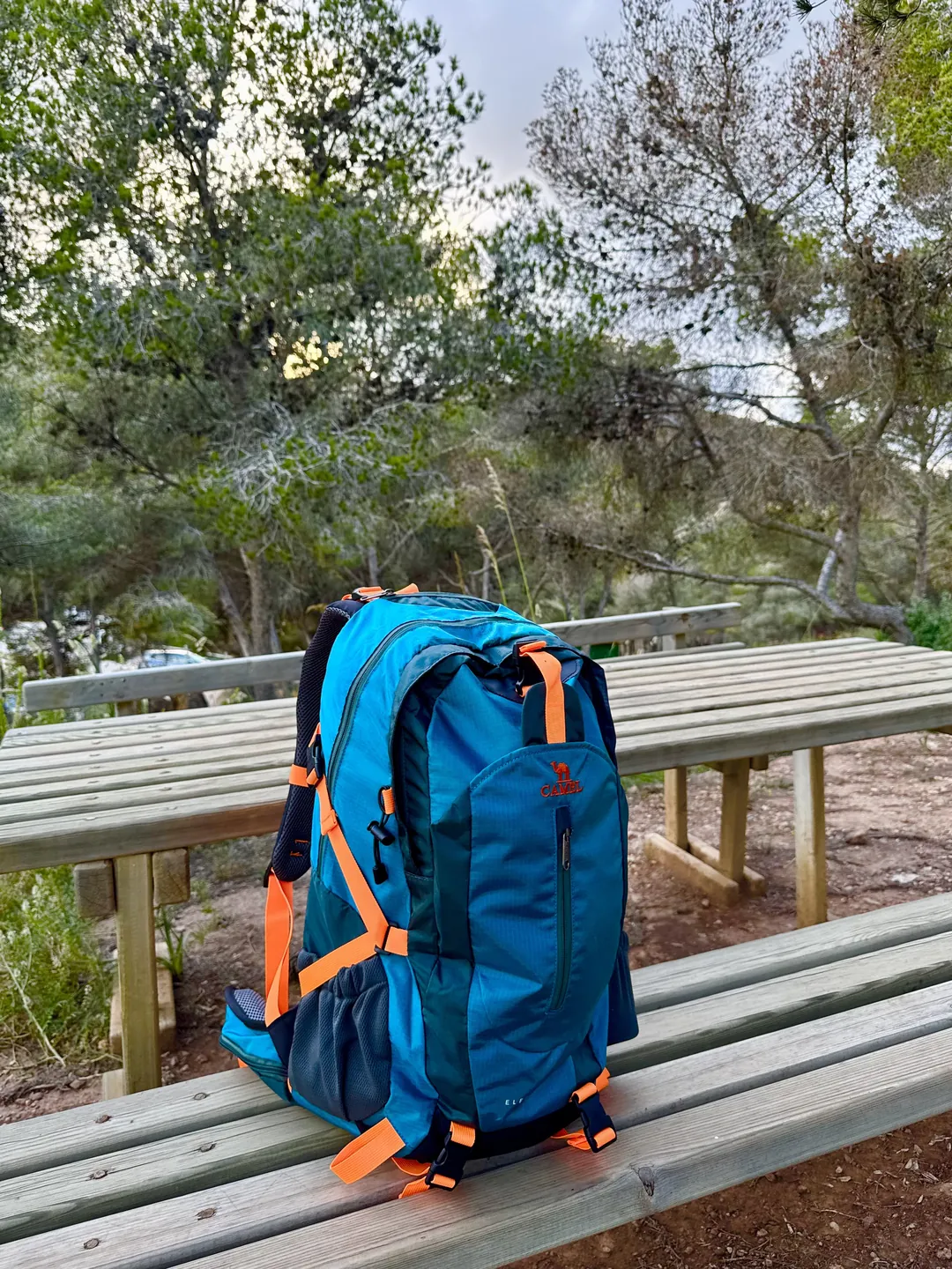 Sac CAMEL 40L bleu en gros plan — poche latérale pour bouteille