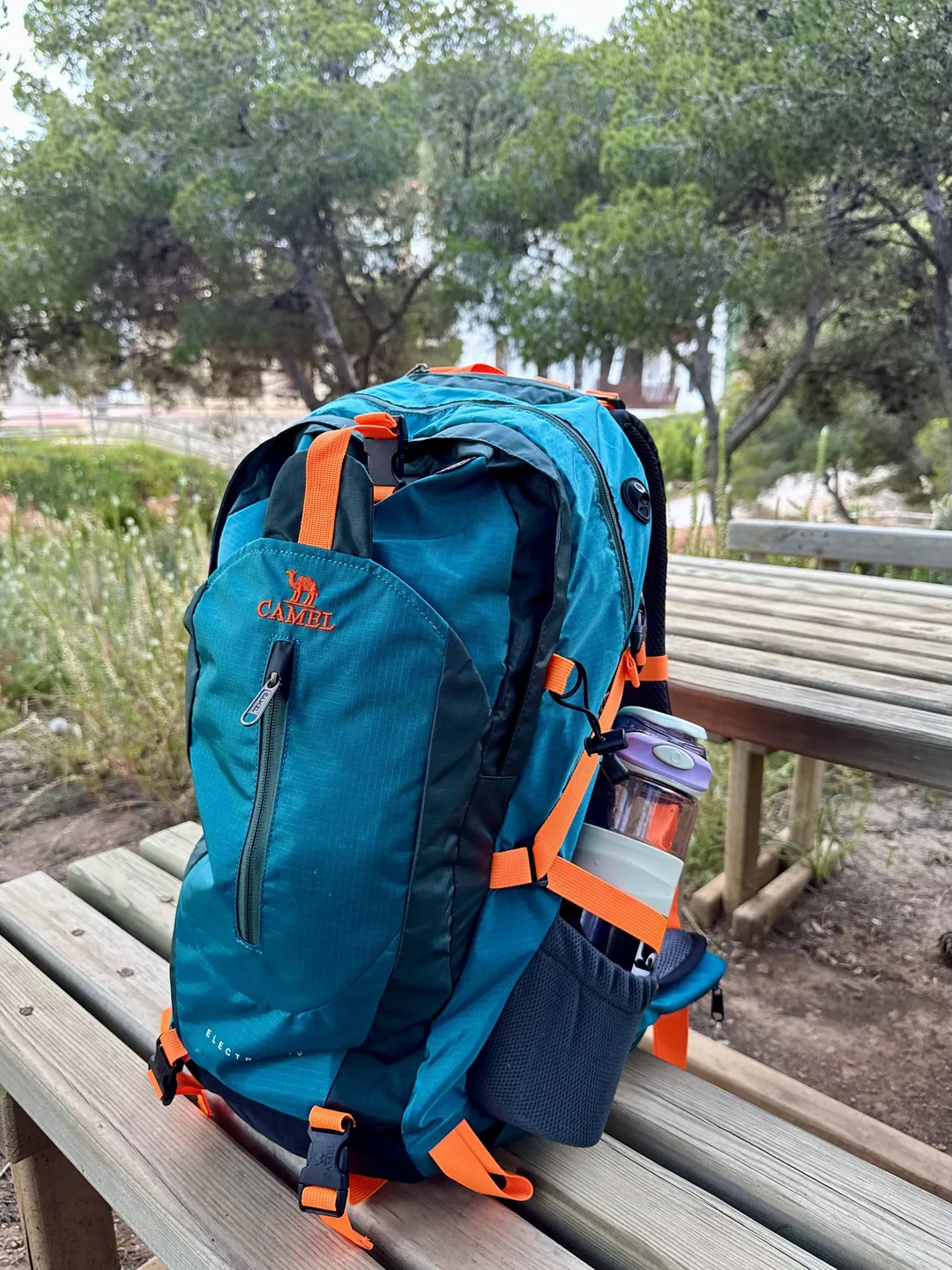 Sac CAMEL 40L de côté — sangles oranges