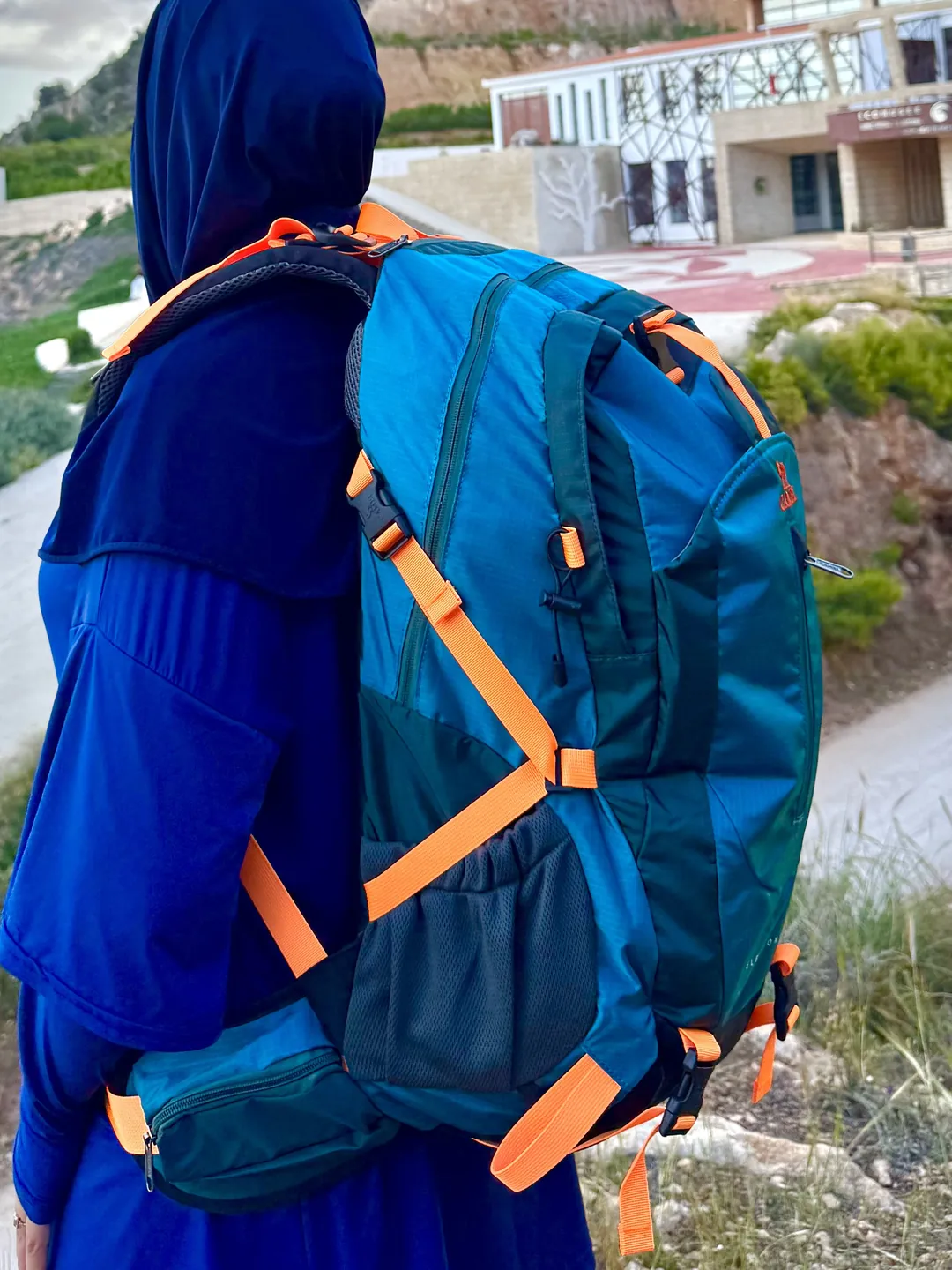 Sac à dos CAMEL 40L pendant une randonnée en pleine nature