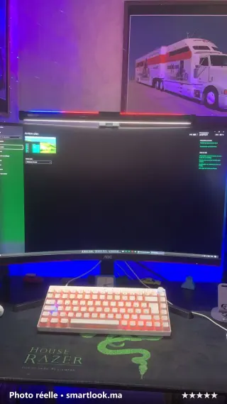 Photo réelle d'un client SmartLook : barre LED RGB installée sur écran AOC avec clavier Razer