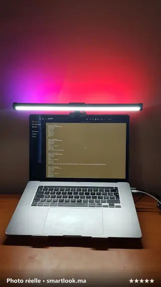 Photo réelle d'un client SmartLook : barre LED RGB sur MacBook Pro avec éclairage violet et rouge