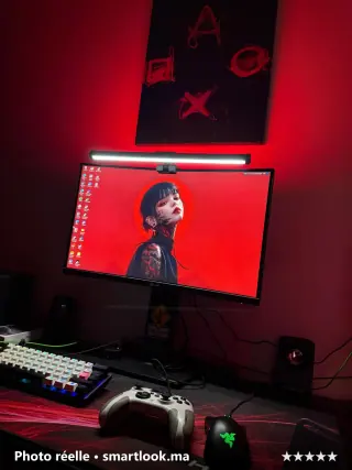 Photo réelle d'un client SmartLook : barre LED RGB sur écran gaming avec ambiance rouge